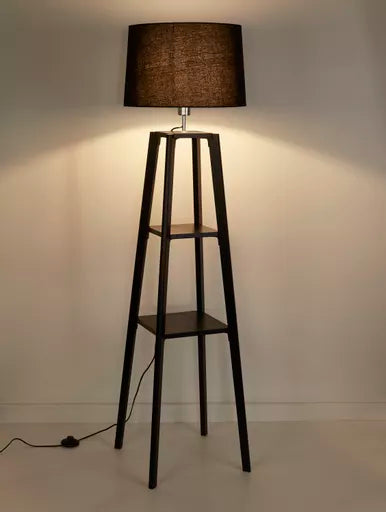 Lampadaire Shelf bois - vue d'ensemble dans un salon