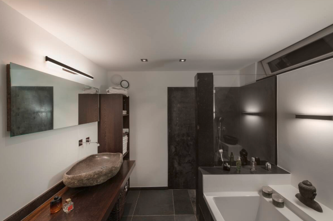 Applique Murale Linéaire LED Noire – Design Minimaliste Moderne