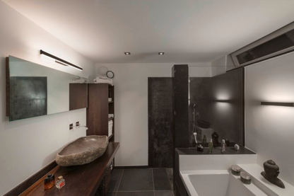 Applique Murale Linéaire LED Noire – Design Minimaliste Moderne